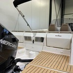 Quicksilver Activ 755 Sundeck