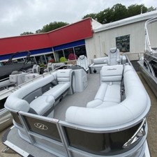 Bentley Pontoons Elite 220 Swingback Dual Captain