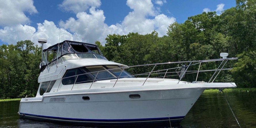 Carver 374 Voyager